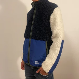 Woolrich Jacka - Woolrich fleecejacka i storlek 12, skulle säga att det motsvarar storlek XS. Mycket bra skick. Pris kan diskuteras vid snabb affär. 