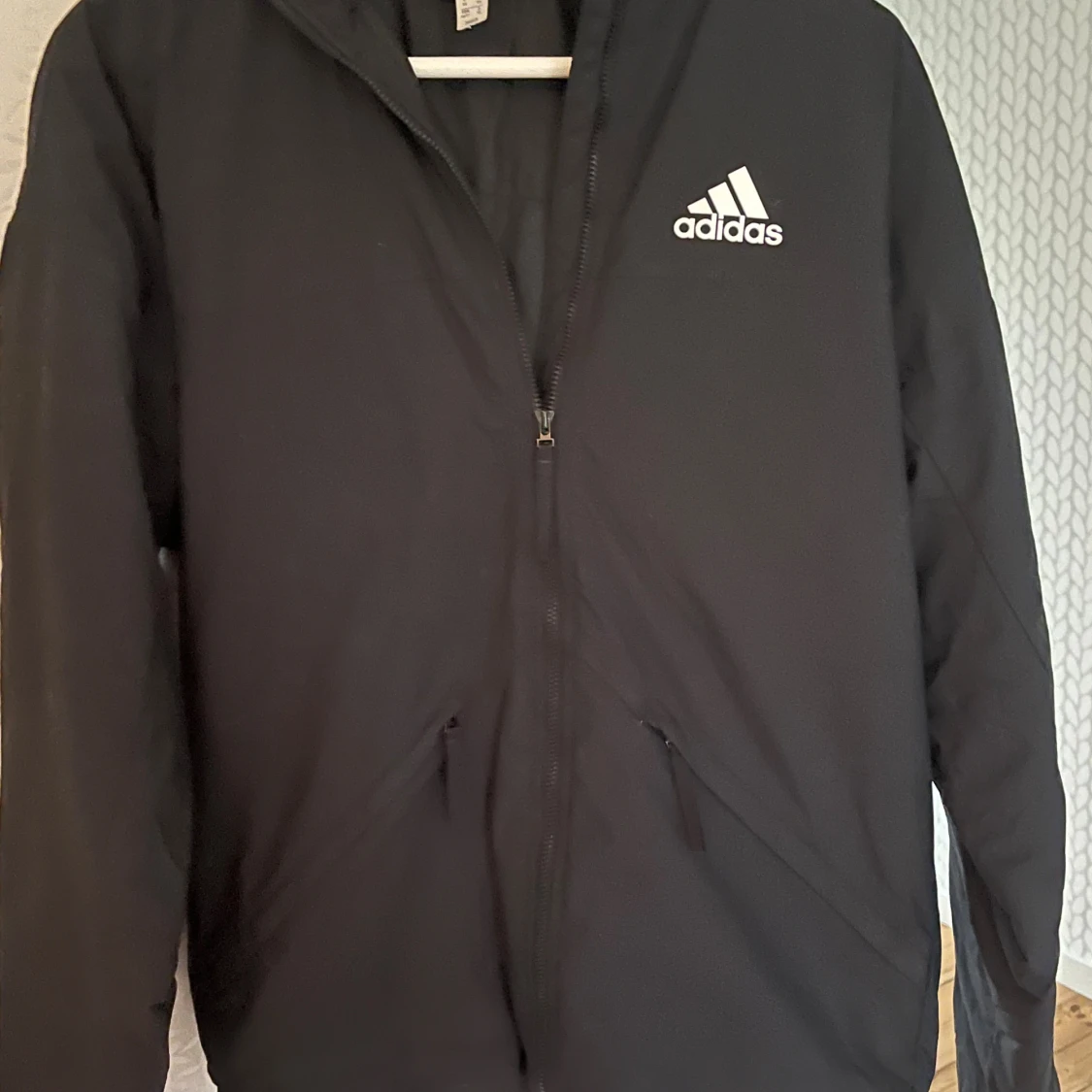 Svart vindjacka från Adidas XS