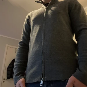 Cardigan zip - Säljer denna cardigan zip tröjan från h&m i storlek s passar någon som är 160 till 175. Skriv gärna vid funderingar och kom gärna med pris förslag🤝