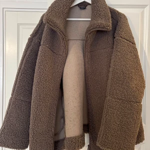 Brun teddyjacka från Gina Tricot - Mysig brun teddyjacka från Gina Tricot i storlek M. Används inte längre