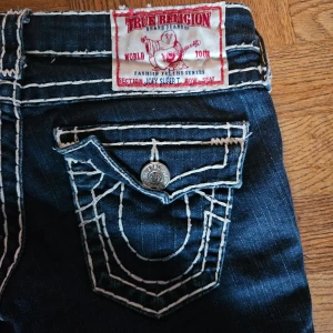 True religion jeans, bootcut  - True religion storlek 24/xs. Midjan tvärs över - 37cm, Innerbenslängd 76cm. Skriv för fler bilder o frågor💗