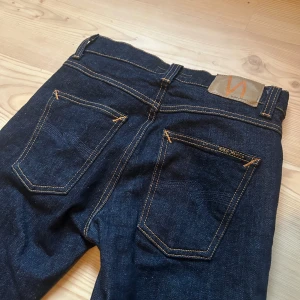 Nudie jeans grim tim. - Säljer ett par nudie jeans i modellen grim Tim vilket är en mer slim fit modell. Det är storlek W29/L28 de är lite tightare i midjan men passar snyggt och bra. Hör av dig vid funderingar🤩