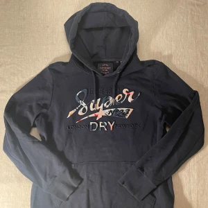 Mörkblå Superdry hoodie - | märke: Superdry | plagg: Hoodie | skick: 9/10 | storlek: EU 44 sitter S | nypris: 1500kr | mitt pris: 349kr | färger: mörkblå | pris kan diskuteras | hör av dig vid minsta fråga eller fundering // LeClosMatteo