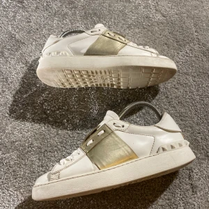 Valentino open - Hej! Säljer nu mina skor från märket Valentino, storlek 37.5  bra skick, givetvis äkta. Tveka inte på att höra av dig om du har frågor eller funderingar kring skorna! 