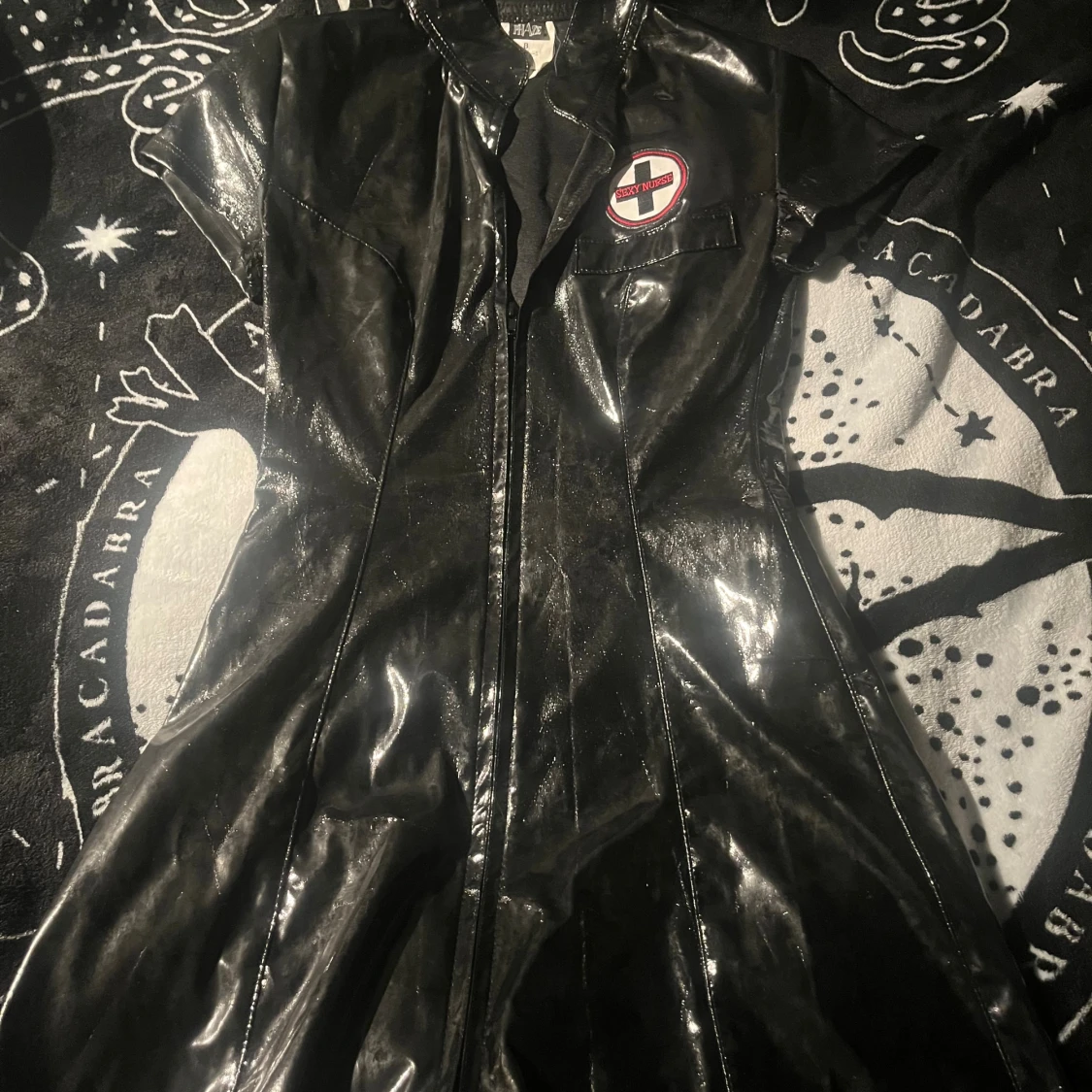 Svart nurse-klänning från Phaze