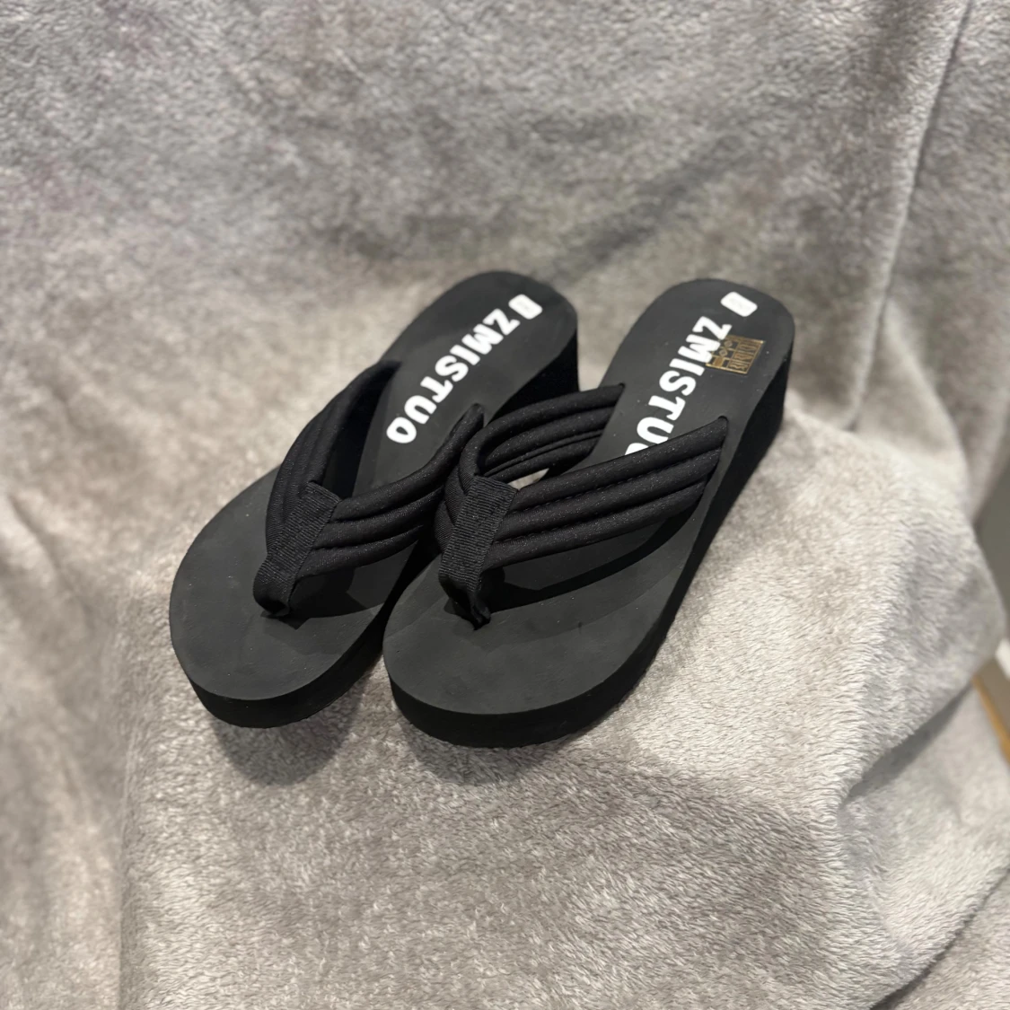 Svarta platåsandaler från ZMISTUO