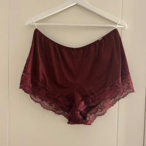 Pyjamasshorts - Vinröda satin pyjamasshorts. Använda en gång! Står ingen lapp i, så vet tyvärr inte märket, men de är köpta på Ullared.