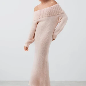 Arkiverad klänning från gina - Superfin rosa klänning från ginatricot! Använd en gång hemma så den är princip i nyskick. Den säljs inte längre. Den är supermjuk och skön på huden! 💗