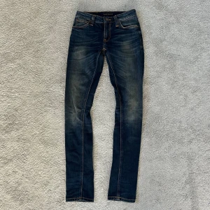 Nudie Jeans Grim Tim - Tjena! Säljer nu de här feta Nudie Jeans I modellen Grim Tim som sitter slim fit. Mycket bra skick, inga synliga defekter! OBS. PRIS KAN DISKUTERAS!