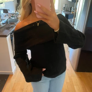 Svart offshoulder stickad tröja - Helt ny stickad offshoulder tröja från hm