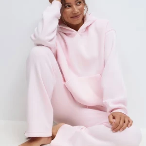 Gina Tricot mjukisset - Den kända mjukissettet från gina tricot. Använd kanske 10 gånger. Storlek XS och sitter sååå bra. Nypriset är 660kr från butik, och mina är som helt nya! Har även samma fast i mörkblå