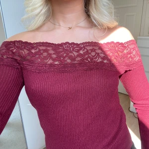 spets off shoulder tröja  - vinröd off shoulder tröja med spets, nyskick 