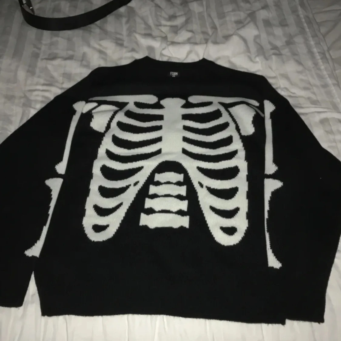 Sweatshirt med skellet tryck, aldrig använd