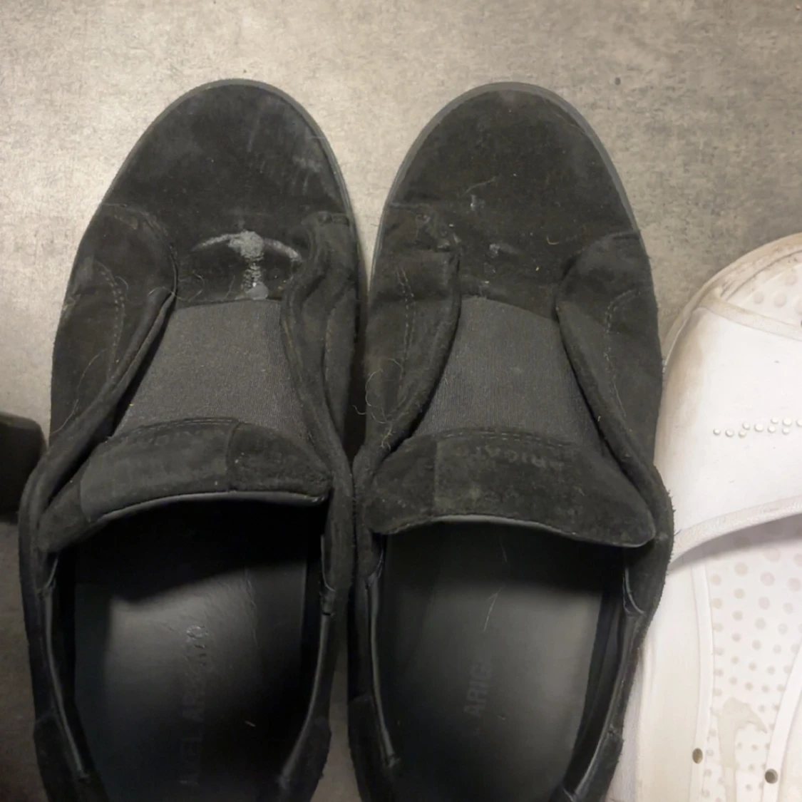 Svarta sneakers Axel Arigato mocka