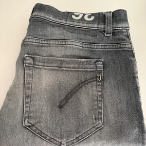 Dondup George skinny fit Grå - Säljer ett par grå skinny fit jeans från Dondup.Jeansen är knappt använda och är i ett väldigt bra skick. Storlek 33