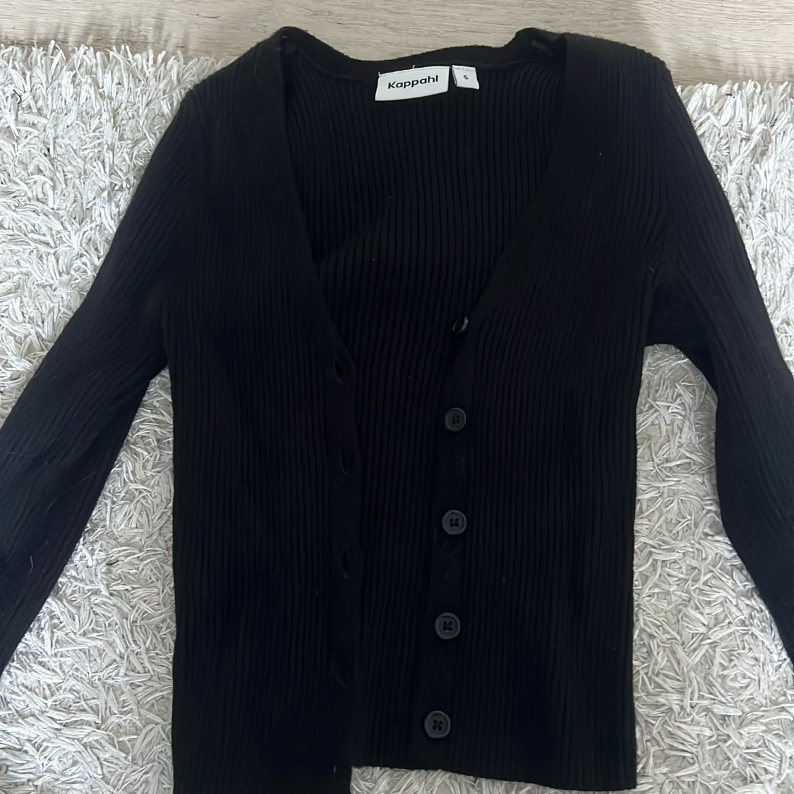 Svart ribbad kofta från Kappahl