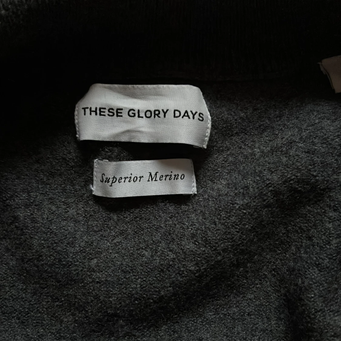 Mörkgrå hoodie från These Glory Days - 4