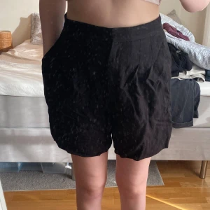 Shorts - Svarta kostymbyx-shorts! De är lite skrynkliga men ser säkert bättre ut om man stryker dom😅🤩Storlek M/L skulle jag gissa!