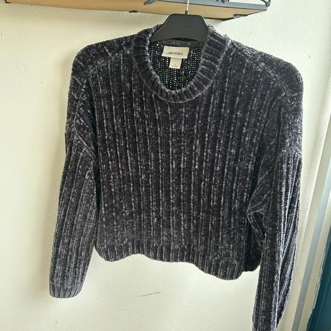 Mörkgrå ribbad tröja 