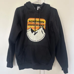 Svart hoodie Northern Hooligans - Svart hoodie från Northern Hooligans. Använd annars i fint skick 