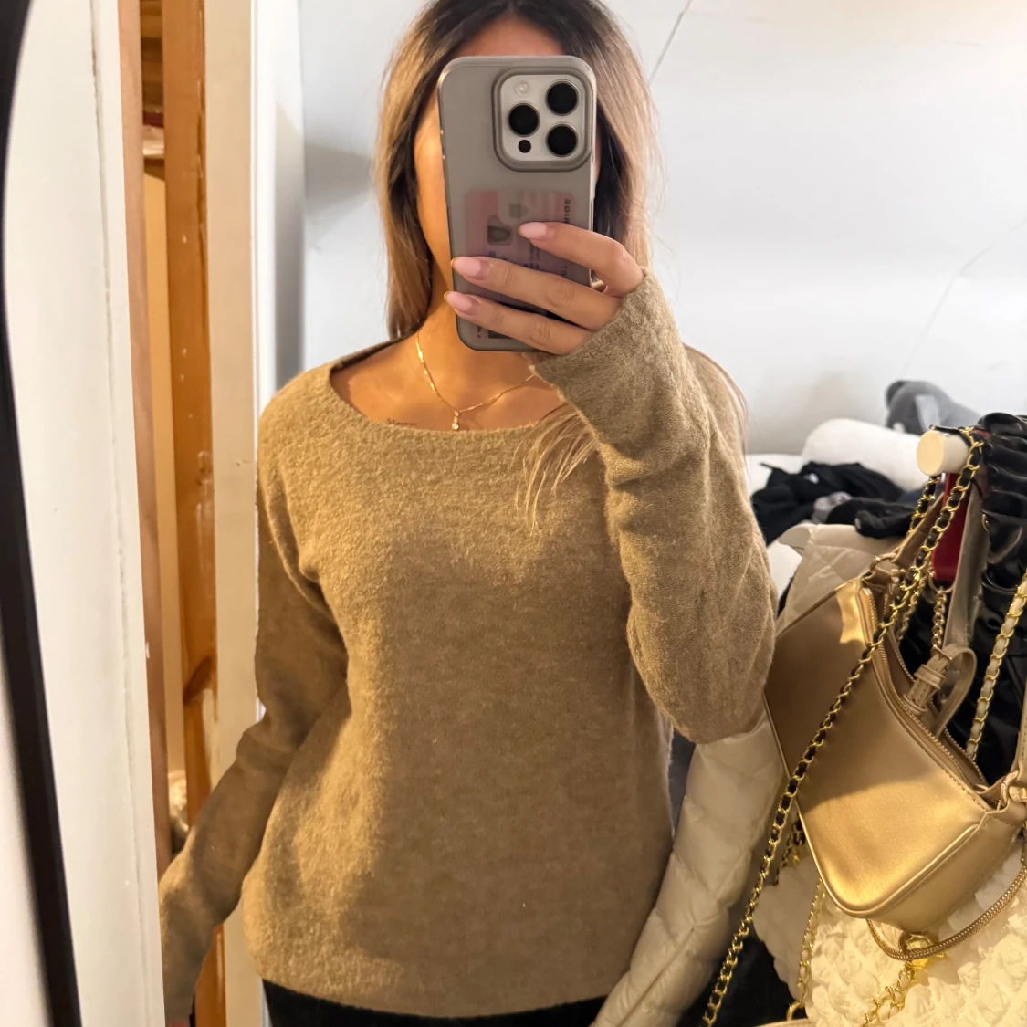 Beige stickad tröja med rund hals