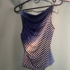 Festtopp  - Jättesöt fest topp i 2000tals stil! Köpt här på plick. Tyvärr håller paljetterna på att ramla av varav många redan ramlat av.  Därav priset 