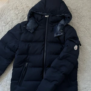 Moncler montgenevre mörkblå - Moncler  montgenevre– mörkblå Säljer en Moncler montgenevre i storlek 1. Jackan är i mycket fint skick och passar perfekt för vintern, både varm och stilren.  Färg: mörkblå Storlek: 1  Pris kan diskuteras vid snabb affär. Vid intresse, hör av dig. 
