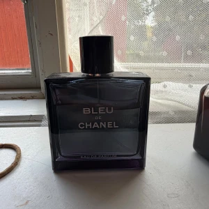 Bleu de Chanel Eau de Parfum - Stilren och modern parfym från Chanel. Eau de Parfum-variant, perfekt för dig som vill ha en klassisk och tidlös doft i din samling. Passar dig som gillar exklusiva märken och vill sticka ut med en ikonisk flaska. Kan inte garantera att den är äkta då den håller dåligt för mig men luktar bra. Därav priset