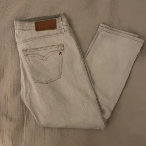 Ljusgrå Replay jeans - Snygga jeans från Replay i ljusgrå färg. Riktigt bra passform och tidlös stil som funkar till allt – både vardag och fest.  📏 Storlek: [ange storlek] ✨ Skick: Mycket bra skick, sparsamt använda. 🧵 Material: Bomull med stretch för bekväm passform. ✅Pris kan diskuteras