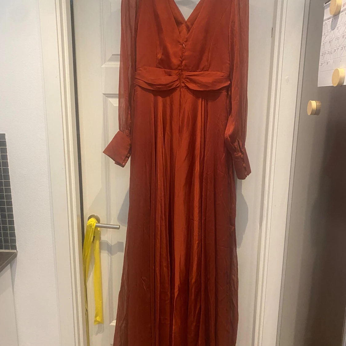 Rostbrun långklänning med v-ringning - 2