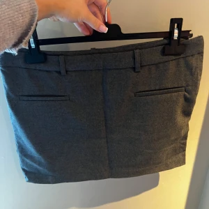 kostym-kjol - så snygg och skön, men kommer inte till användning 🙃fickor fram men inte bak. oanvänd  men tyvärr tagit av lappen 