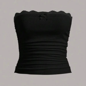 Svart ribbad bandeau tubtopp med spets - Säljer en tub topp st s finns en fläck som inte går bort tyvärr som du kan se på bild 2 😊