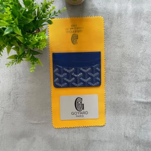 Blå korthållare från G - Säljer en blå korthållare från G med deras ikoniska mönster i vitt och mörkblått. Tillverkad i exklusivt skinn och har flera fack för kort. Kommer med original ask och dustbag. Perfekt accessoar för dig som gillar lyxiga detaljer.