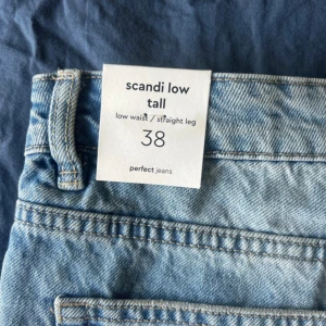 Ljusblå straight leg jeans från Perfect Jeans - Scandi low tall jeans   Storlek 38, aldrig använda