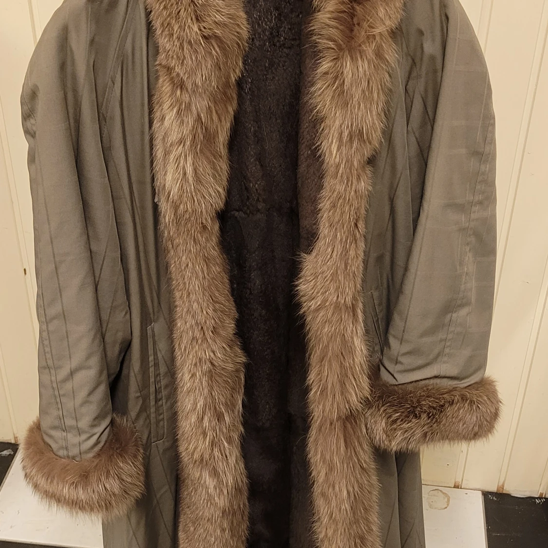 Lång pälsjacka med bruna detaljer - 3