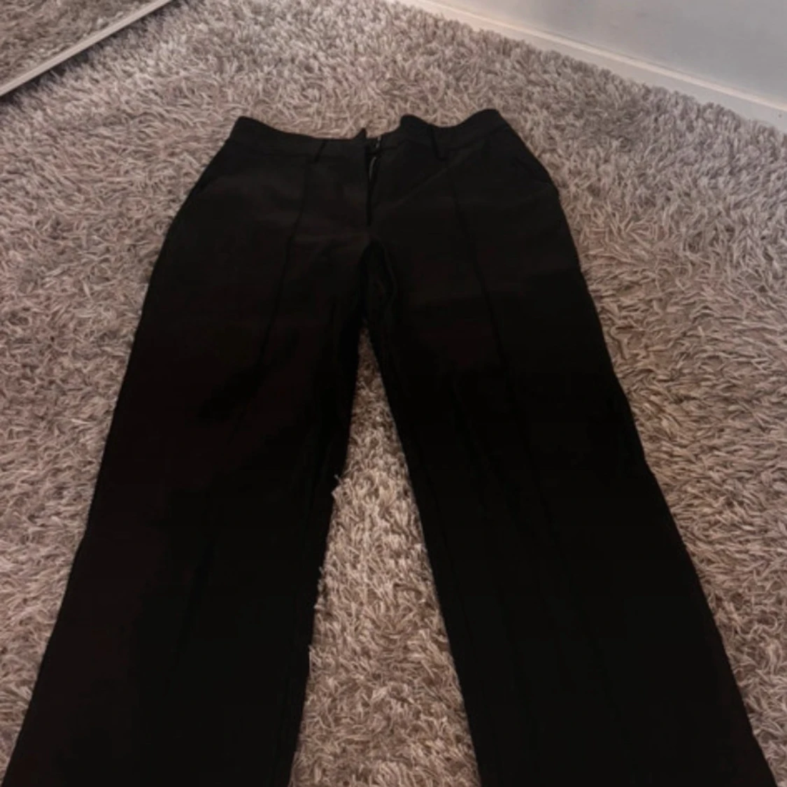 Svarta kostymbyxor i skinnimitation - 1