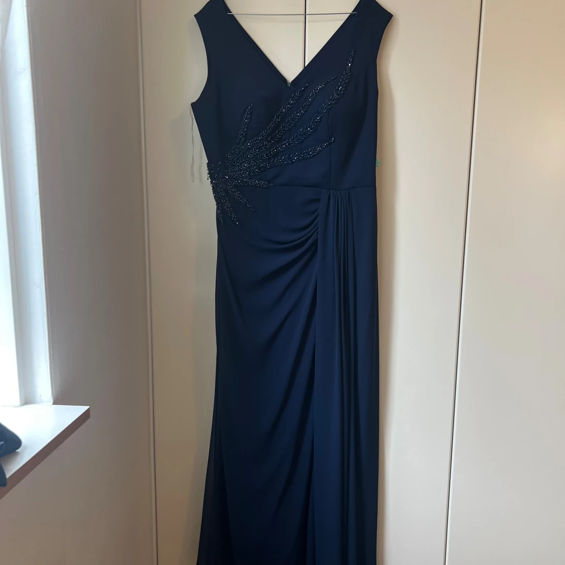 Marinblå långklänning med pärldetaljer