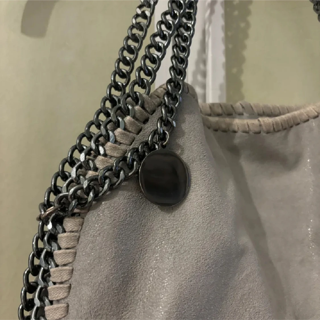 Grå väska handväska axelväska kedjeväska axelbandsväska kedja silver trendig - 1