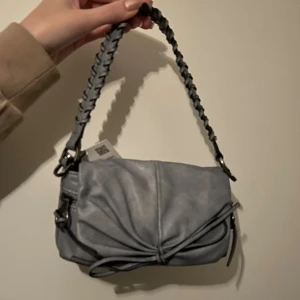 Zara väska NY - Väldigt gulligt liten väska från Zara i fin blå färg ⭐️😝✨😍