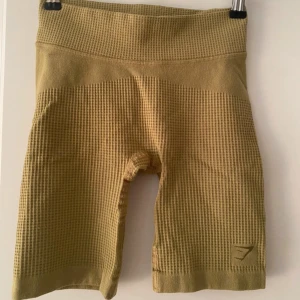 Gröna shorts från Gymshark XS - Sitter jätte fint på och formar rumpan fint.  Säljer även en tröja i matchade färg.