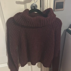 Mörk vinröd polotröja i stickad ull - Säljer en mysig mörk vinröd polotröja med bred krage och ribbad struktur. Tröjan är stickad i ull. Nästan aldrig använd och har inga skador men är lite nopprig men det går att få bort