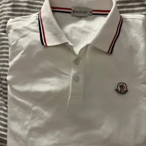 Moncler pike  - Använd 1-3 gånger, riktigt fint material. Storlek M kan passa L, qr koden funkar 