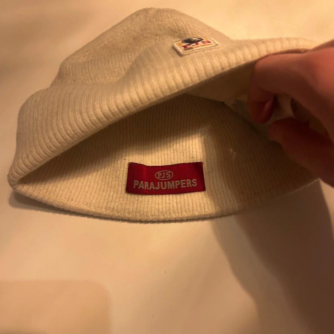 Vit ribbad mössa från Parajumpers - 1