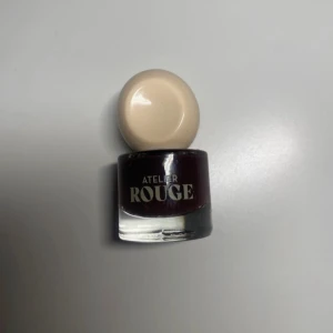 Nagellack  - Färgen är faux fur. Helt ny och oanvänd.