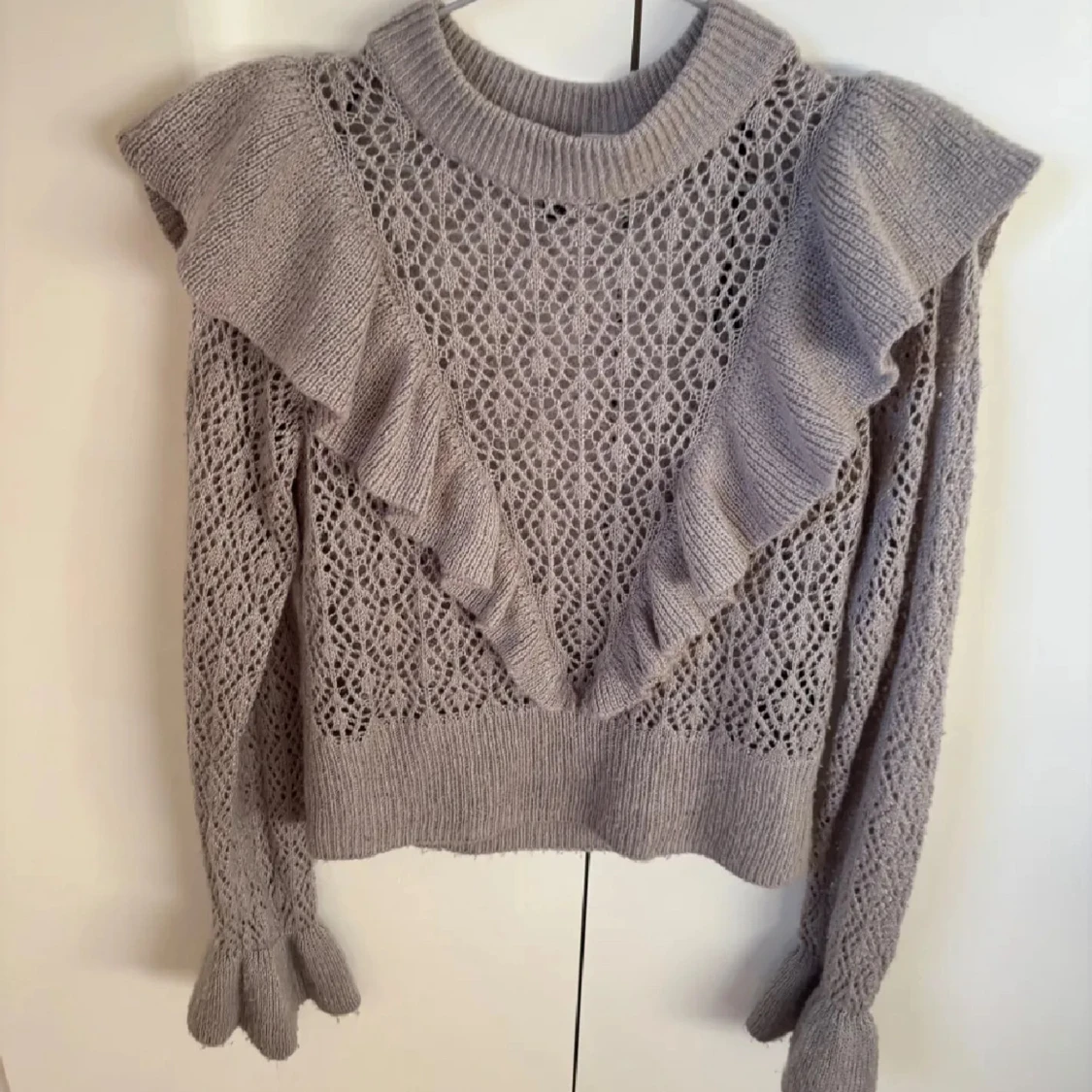 Grå stickad tröja  - 1