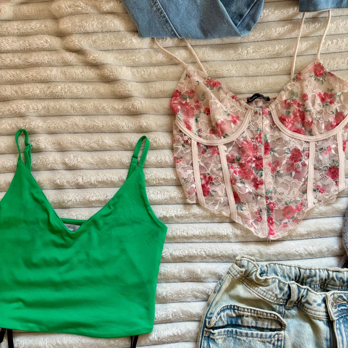 7 plagg säljs i ett paket  - 3