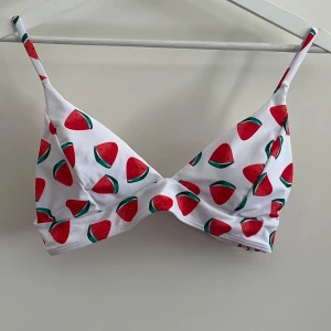 Vit bikiniöverdel med vattenmelonmönster - Bikiniöverdel från SHEIN i vitt med färgglatt vattenmelonmönster. Triangelformade kupor och smala axelband. 