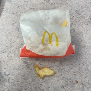 Väldigt unik pommes från donken -  Bilderna visar en McDonald's pommes frites-förpackning och en pommes frites formad som ett djur.