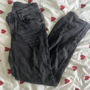 Svarta jeans från g perfect jeans, strl 40 - Snygga svarta jeans från Gina perfect jeans i storlek 40. Klassisk femficksmodell med raka ben och normal passform. Jeansen har en mörk tvätt och är tillverkade i slitstarkt denimmaterial. Perfekta för dig som gillar enkel och stilren look.