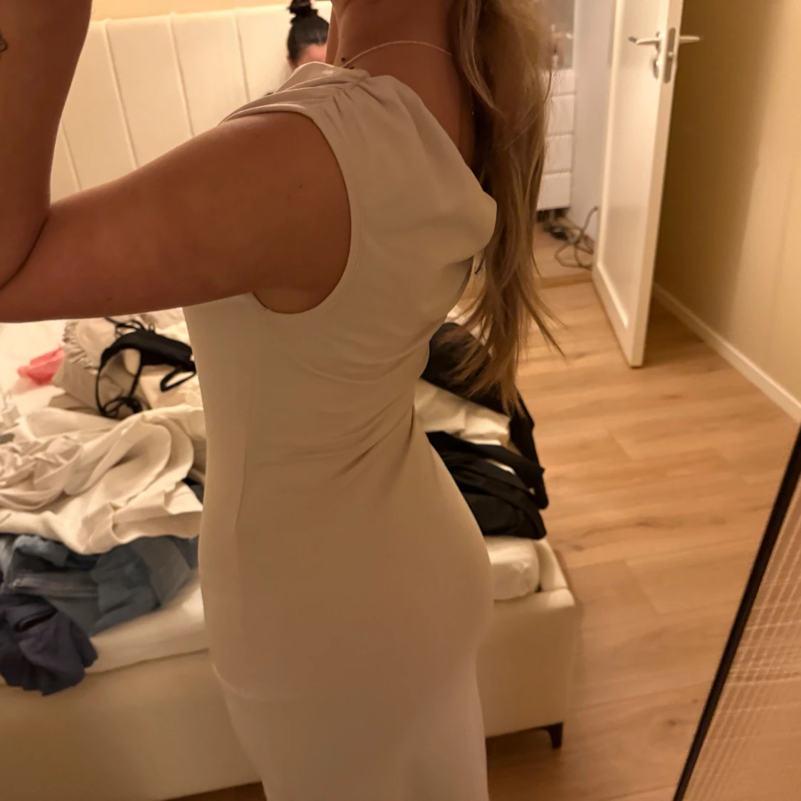 Beige långklänning med oneshoulder - 1